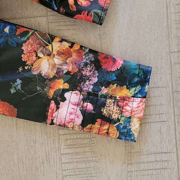 Jacket, floral, leather like sz L women.  Quilted detail back, cuffs & shoulder - Picture 8 of 8